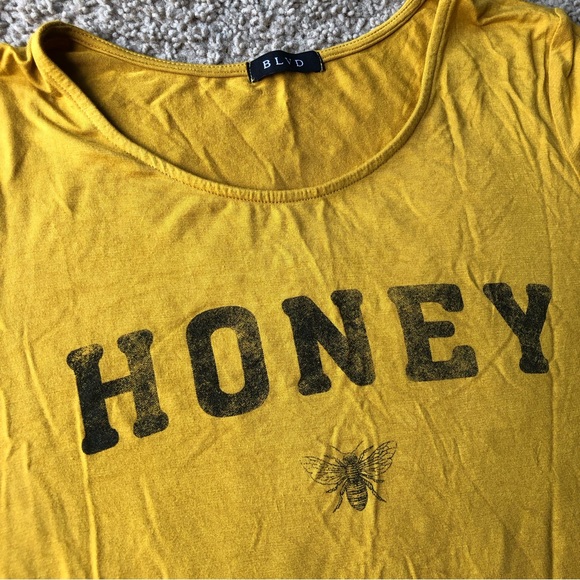 BLVD tee. Honey - Picture 7 of 10